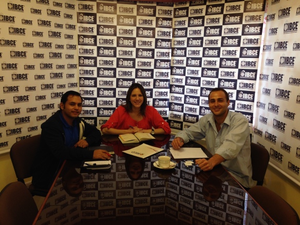 Con Diana Sabillón Garay (Gerente de Responsabilidad Social Empresarial) y Rodrigo Magariños (Asistentente Gerencia de Responsabilidad Social Empresarial) del IBCE