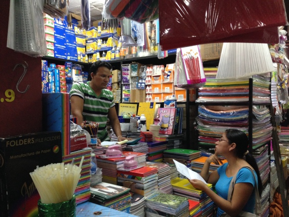 Mónica en un momento de la compra de material en la "Feria Barrio Lindo"