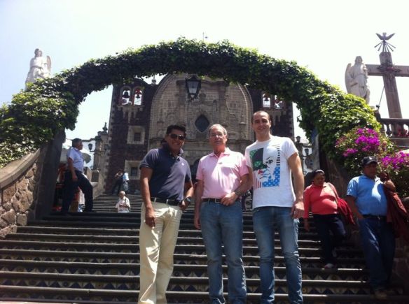 Mi Padre y yo con Tonatiuh en el complejo de la "Basílica"