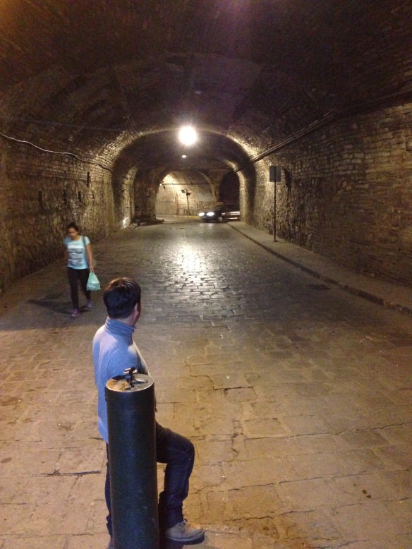 Túnel típico de Guanajuato por el que transitan coches y personas